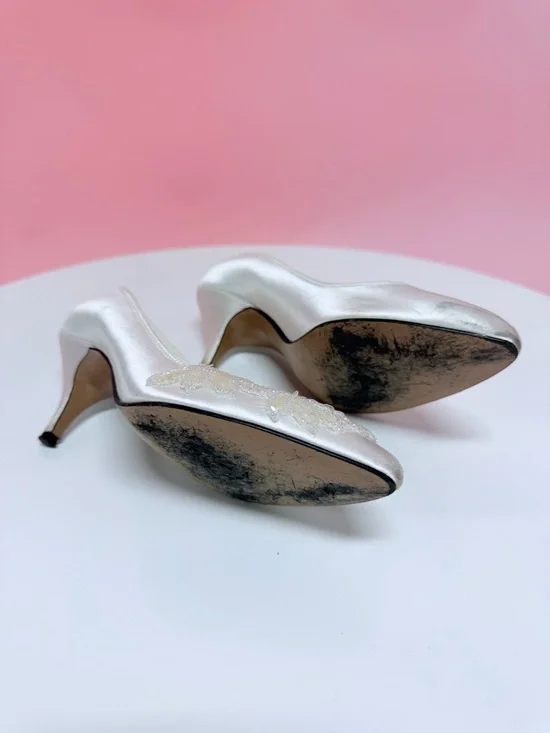 Elegant Vintage Ivory Satin Pointed Toe Pumps with Beaded Detail - Picture 8 of 9